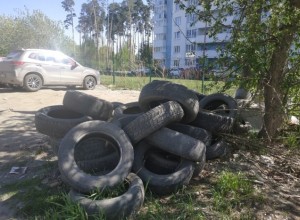 Екатеринбуржцы пожаловались на свалку покрышек у дома