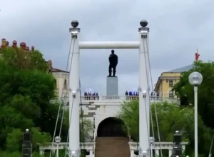 Беспилотник ВСУ влетел в многоэтажку в Оренбурге