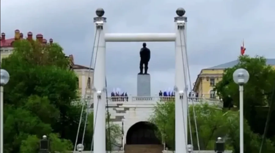 Беспилотник ВСУ влетел в многоэтажку в Оренбурге