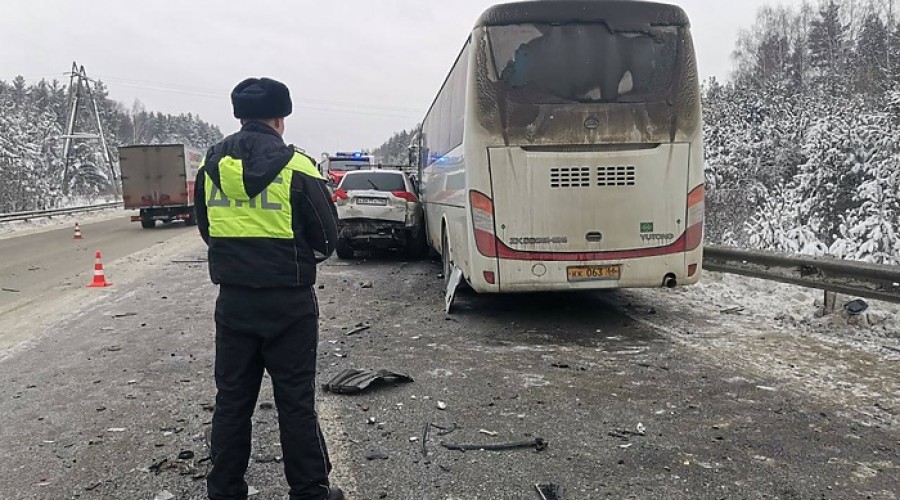 Под Екатеринбургом два человека погибли в аварии с рейсовым автобусом