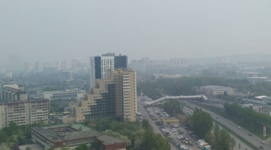 Екатеринбург накрыло едким запахом