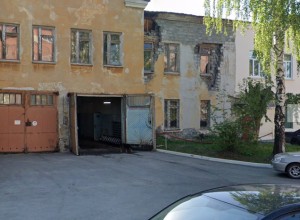 В Екатеринбурге водители приехали менять колёса в шиномонтажку и нашли там тело владельца