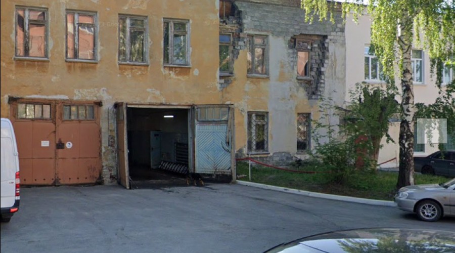 В Екатеринбурге водители приехали менять колёса в шиномонтажку и нашли там тело владельца