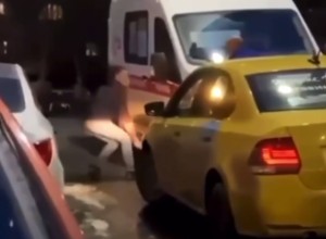 СМИ: В Екатеринбурге водитель легковушки проколол колеса машине скорой помощи