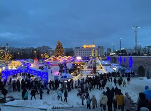 В мэрии назвали причину огромных очередей в ледовом городке на Плотинке