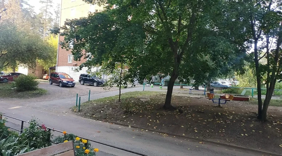 В Госдуме предложили сделать скамейки у подъездов обязательными