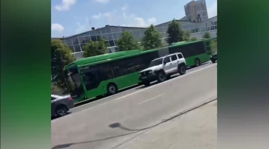 Стало известно, по какому маршруту поедут новые автобусы-гармошки в Екатеринбурге. Их уже привезли