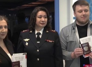 Свердловские полицейские вручили паре из Казахстана российские паспорта