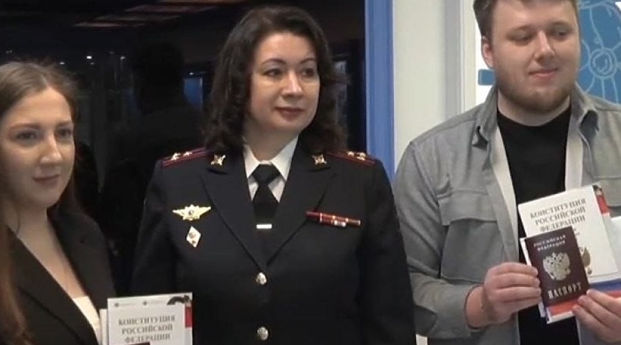 Свердловские полицейские вручили паре из Казахстана российские паспорта