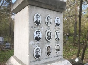 На могилу группы Дятлова вернули фотографию ее самого таинственного участника