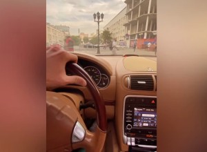 Разъезжающий по тротуару около администрации Екатеринбурга блогер на Porsche объяснил своё поведение