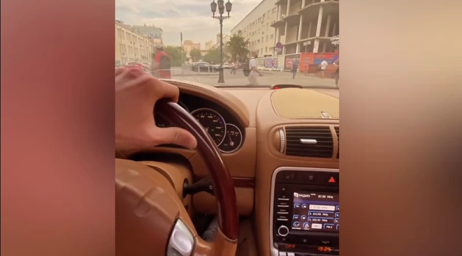 Разъезжающий по тротуару около администрации Екатеринбурга блогер на Porsche объяснил своё поведение