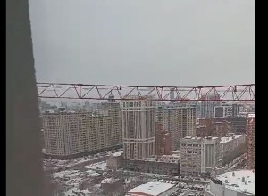 В Екатеринбурге строительный кран врезался стрелой в соседнюю высотку