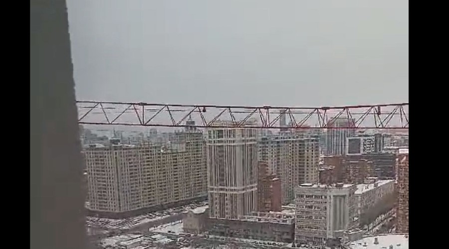 В Екатеринбурге строительный кран врезался стрелой в соседнюю высотку