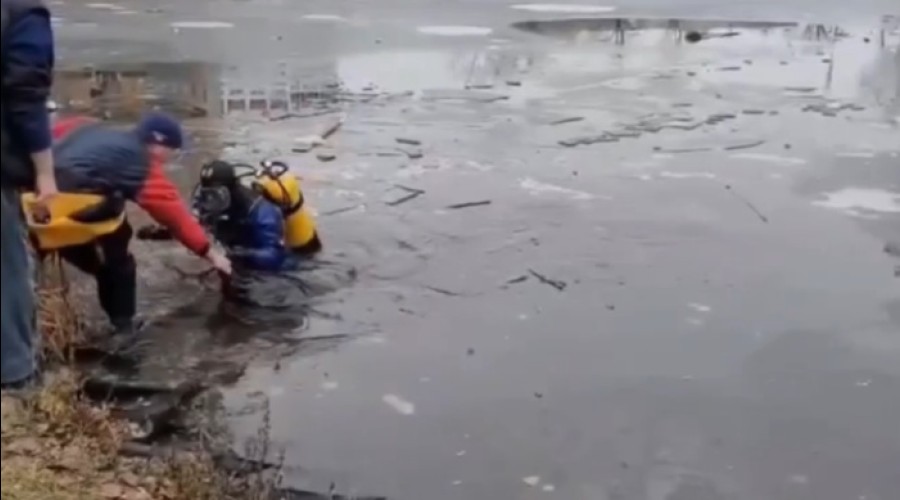 В Москве из воды достали тело мужчины, решившего перейти водоем по тонкому льду
