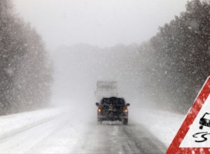 Расписано всё до воскресенья: екатеринбуржцы жалуются на невозможность попасть в шиномонтажку