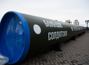 В Екатеринбурге установили копию трубы газопровода, по которой российские военные прошли в Суджу