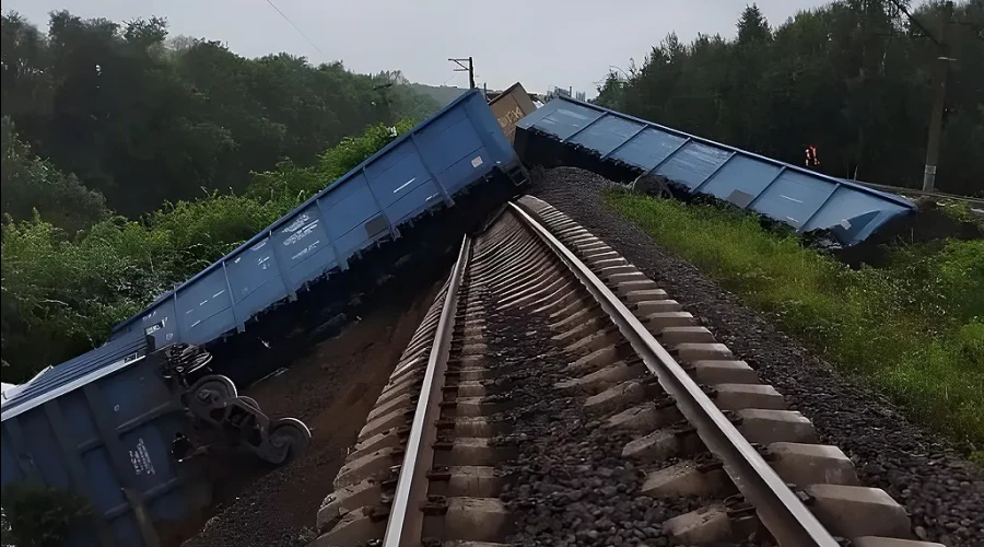 Пассажирские поезда меняют свои маршруты из-за ЧП на СвЖД