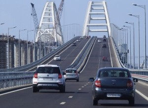 На Крымском мосту перекрыли движение автотранспорта 