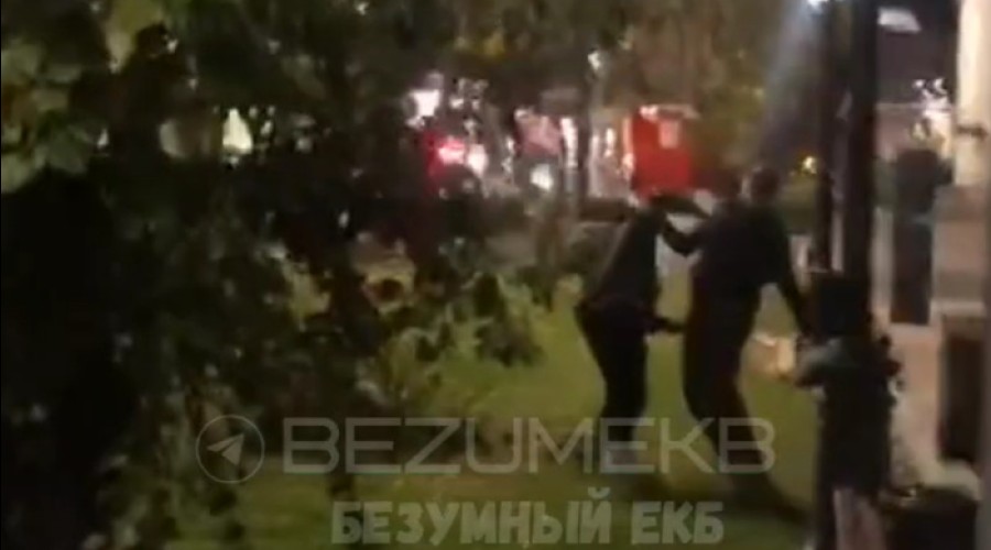 Парни с ножам бегали ночью по Плотинке