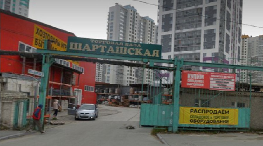 На ЖБИ сносят торговую базу