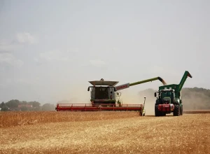 Уральские аграрии пожаловались на проблемы с топливом перед уборочной кампанией