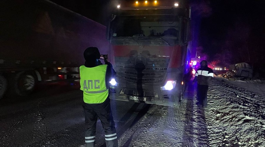 Массовая авария с участием «КамАЗа» и пассажирского автобуса произошла под Екатеринбургом