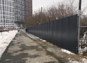 На Ботанике вокруг участка зелёной зоны внезапно возвели забор