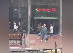 В центре Екатеринбурга охранники ТРЦ скрутили странного мужчину