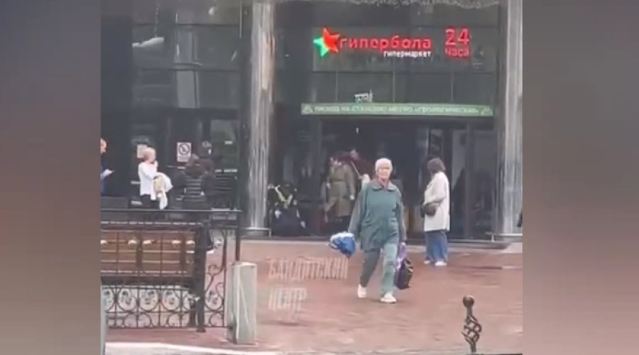 В центре Екатеринбурга охранники ТРЦ скрутили странного мужчину