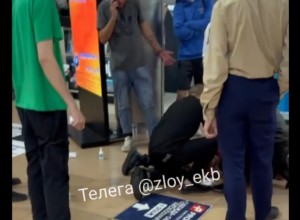 В екатеринбургском торговом центре мужчина в военной форме устроил драку с применением ножа