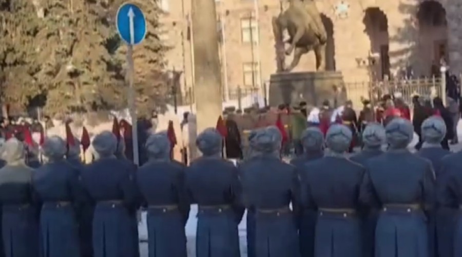 Силовики окружили штаб Центрального военного округа