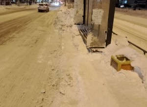 «На днях пожарная застряла». Екатеринбуржцы завалили Telegram Орлова жалобами на нечищенные дороги