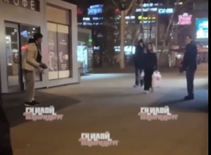 На остановке на Юго-Западе подросток бросил кирпич в голову мужчине