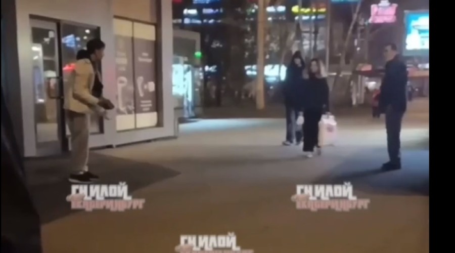 На остановке на Юго-Западе подросток бросил кирпич в голову мужчине