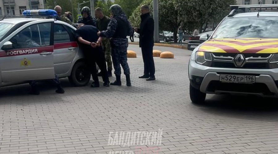 В центре Екатеринбурга силовики задержали мужчину