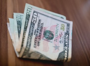 В АТОР предупредили, что у россиян за границей не берут доллары