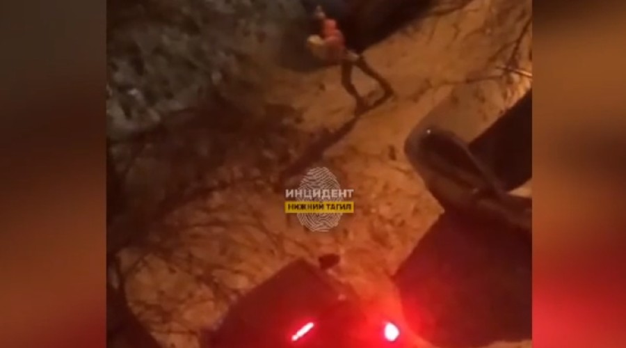 В Свердловской области женщина с ребенком на руках бросилась на колени перед водителем авто