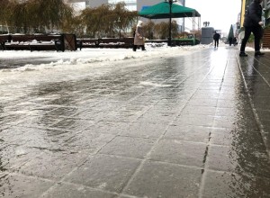 «Выйти из дома просто невозможно»: улицы Екатеринбурга превратились в каток