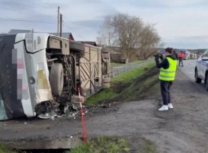 В Пермском крае перевернулся автобус с туристами из Екатеринбурга.