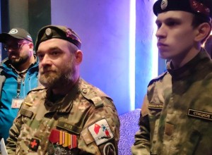 «Принуждение к патриотизму»: в центре Екатеринбурга посетителям бара раздали билеты на службу по контракту