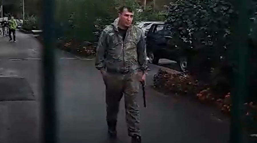 На Уралмаше мужчина с топором напал на девочку со шпицем