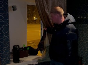 В Екатеринбурге голая девушка выпрыгнула в окно, увидев в проститутошной полицейских и общественника