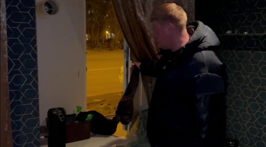 В Екатеринбурге голая девушка выпрыгнула в окно, увидев в проститутошной полицейских и общественника