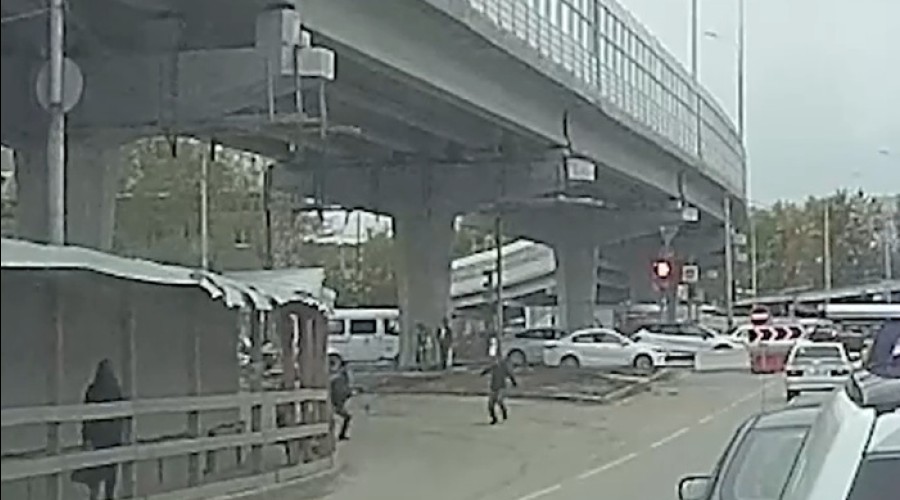 Возле «Калины» агрессивный водитель выпрыгнул из машины и напал на пешехода