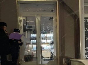 В Екатеринбурге неизвестные вынесли из магазина деликатесов на 120 тысяч рублей