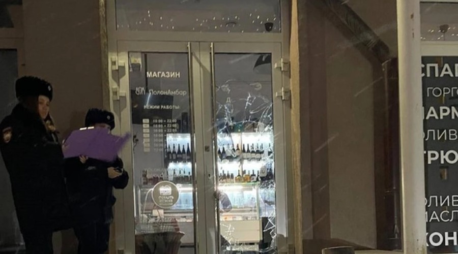 В Екатеринбурге неизвестные вынесли из магазина деликатесов на 120 тысяч рублей
