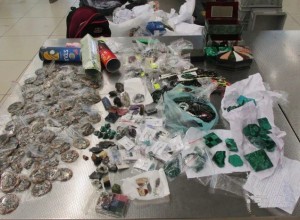 У гражданки Израиля в Кольцово изъяли рюкзак с 15 килограммами уральских камней