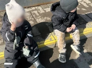 На вид около двух лет: на Эльмаше на улице нашли двух малышей без взрослых
