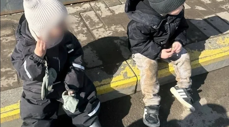 На вид около двух лет: на Эльмаше на улице нашли двух малышей без взрослых
